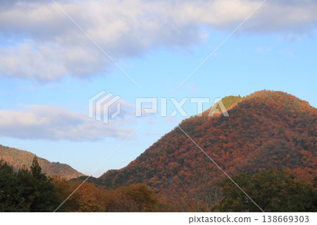 深秋時節,兵庫縣丹波笹山市的一座山(布條) 深秋時節,兵庫縣丹波笹山市的一座山(布條) 138669303