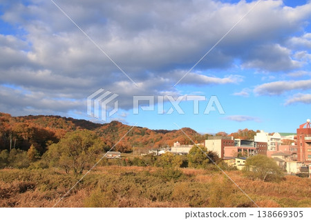 秋末時節,日本鄉村群山環繞,樹葉色彩繽紛(風景照) 秋末時節,日本鄉村群山環繞,樹葉色彩繽紛(風景照) 138669305
