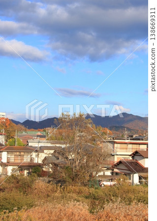 深秋時節從山頂眺望鄉村景色（筆下） 138669311
