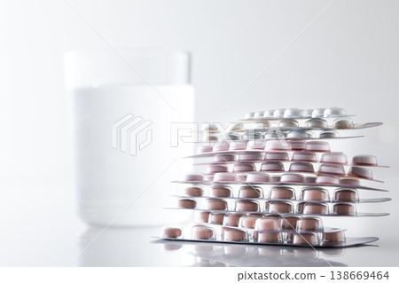 一杯水和藥 一杯水和藥 138669464