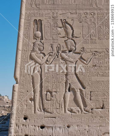 埃及丹德拉神殿中雕刻的克莉奧佩特拉七世和凱撒里昂浮雕 埃及丹德拉神殿中雕刻的克莉奧佩特拉七世和凱撒里昂浮雕 138669915