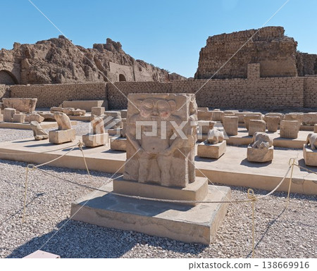 埃及丹德拉神廟的石像和遺跡 138669916