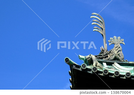 The animals of the spirit world glaring from the roof of Yushima Seido Temple 138670004
