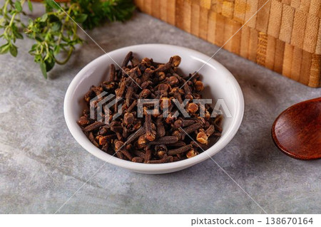 Dry cloves buds aromatic flavor Dry cloves buds aromatic flavor 138670164