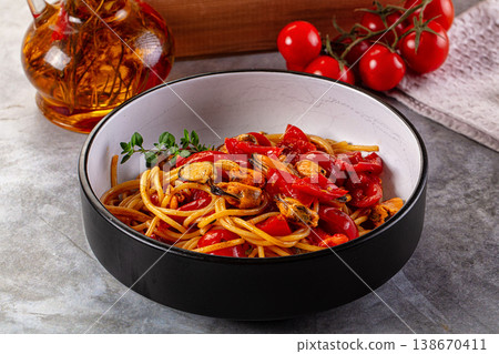 Spaghetti with mussels and tomato Spaghetti with mussels and tomato 138670411