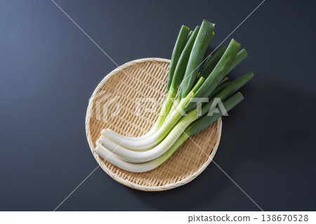 Bent green onion 138670528