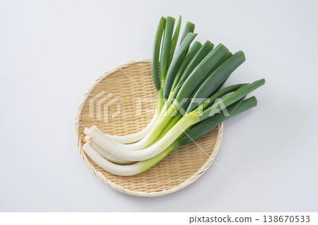 Bent green onion 138670533