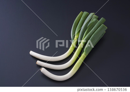 Bent green onion Bent green onion 138670536