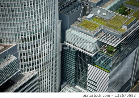 名古屋城和名古屋市的全景，包括高速公路交叉口和城市景觀。 138670688