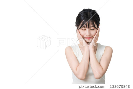 Asian woman with beautiful skin doing skin care (beauty/skin care image) 138670848