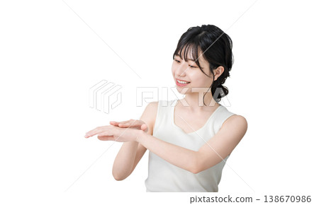 Japanese women applying hand cream to the back of their hands (skin care) 138670986