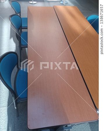 一張長桌和幾張椅子 一張長桌和幾張椅子 138671657