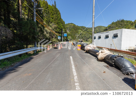 Materials from the site of the heavy rain disaster in Kirishima City, Kagoshima Prefecture: Temporary water pipes being laid. 138672013