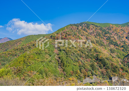 Autumn foliage around Nagashima Dam in Kawane Town (Shizuoka Prefecture) 138672320