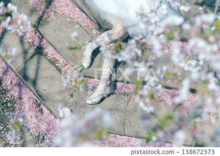 櫻花叢中的女孩 138672373