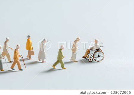 畫面描繪了一幅寧靜祥和的漫步場景：一位老人和一位護理人員並肩而行，確保了安全舒適的散步。 138672966