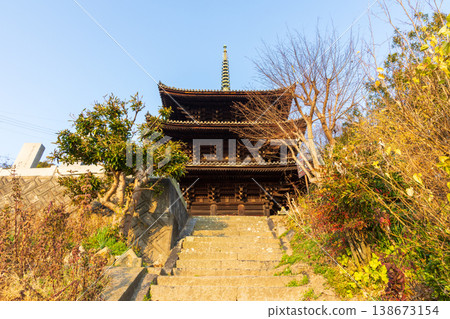 Winter in the Seto Inland Sea: The three-story pagoda of Tennei-ji Temple in Onomichi City, Hiroshima Prefecture, in the morning. 138673154
