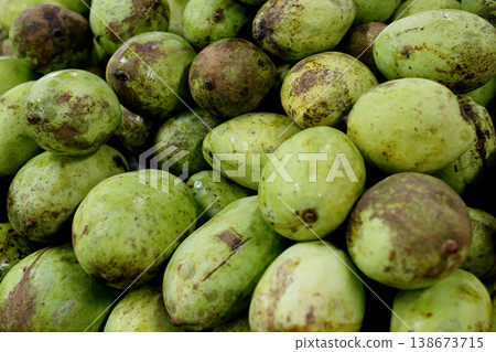 在印尼傳統市場,堆積如山的鮮嫩青芒果(mangga)。 在印尼傳統市場,堆積如山的鮮嫩青芒果(mangga)。 138673715
