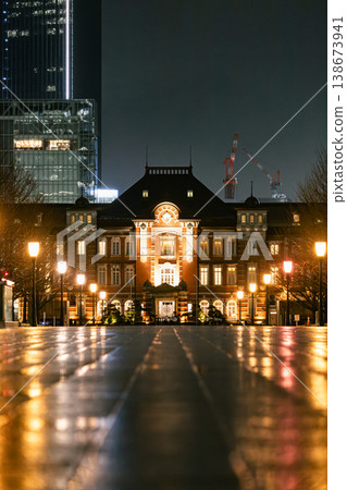 雨夜裡的東京車站 138673941