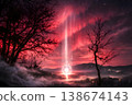 在霧氣瀰漫的山谷中，一幅奇幻而壯麗的夜空景象徐徐展開，一道天柱般的光柱和一片紅色的極光橫跨天際。 138674143