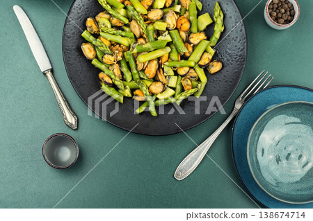 Mussels salad with asparagus and kiwi Mussels salad with asparagus and kiwi 138674714