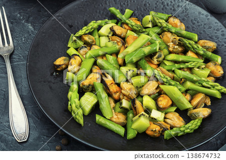 Balanced salad with mussels asparagus and kiwi Balanced salad with mussels asparagus and kiwi 138674732
