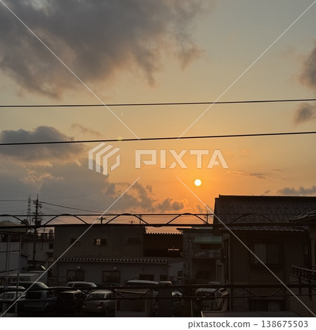 在城市的夕陽的天空 138675503