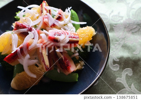Red kiwi fruit and sweet summer orange salad 138675851