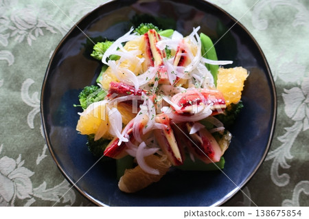 Red kiwi fruit and sweet summer orange salad Red kiwi fruit and sweet summer orange salad 138675854