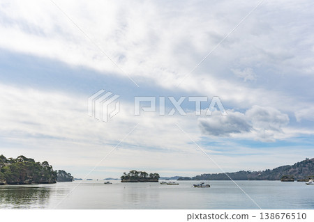 春季的松島灣:松樹覆蓋的島嶼構成了一幅令人嘆為觀止的美景。宮城縣。日本三大名勝之一。 春季的松島灣:松樹覆蓋的島嶼構成了一幅令人嘆為觀止的美景。宮城縣。日本三大名勝之一。 138676510