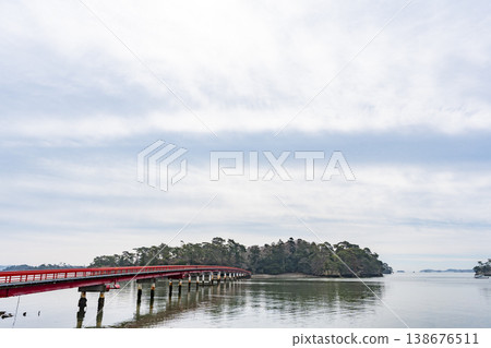 松島福浦大橋：連接紅橋與島嶼的風景。宮城縣。日本三大名勝之一。 138676511