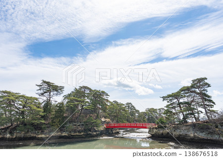 松島市、大島市、渡月橋:一座紅色橋樑連接神聖的島嶼景觀。宮城縣。 松島市、大島市、渡月橋:一座紅色橋樑連接神聖的島嶼景觀。宮城縣。 138676518