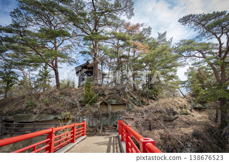 松島市、大島市、渡月橋:一座紅色橋樑連接神聖的島嶼景觀。宮城縣。 松島市、大島市、渡月橋:一座紅色橋樑連接神聖的島嶼景觀。宮城縣。 138676523