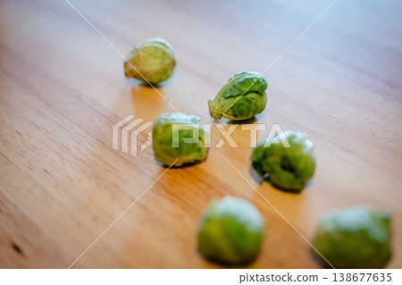 擺放在木桌上的抱子甘藍 138677635