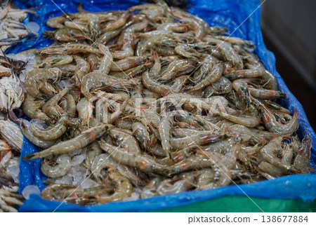 埃及魚市裡,新鮮蝦子整齊地排列著。 埃及魚市裡,新鮮蝦子整齊地排列著。 138677884