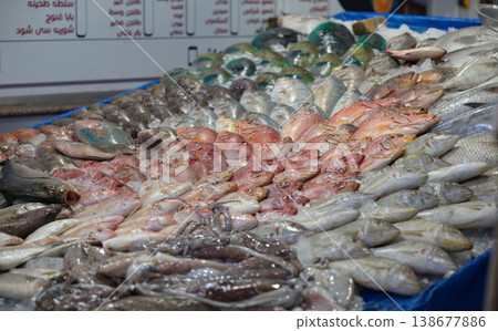 埃及的一個魚市,陳列著各種新鮮的魚類。 埃及的一個魚市,陳列著各種新鮮的魚類。 138677886
