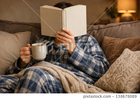 Leisure time with book and hot drink in home atmosphere. 138678089