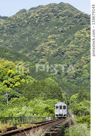 Miyazaki Prefecture, Nichinan City, Kitago Town, Taninojo Tunnel and the Nichinan Line Umisachi Yamasachi running through the fresh greenery. 138679148