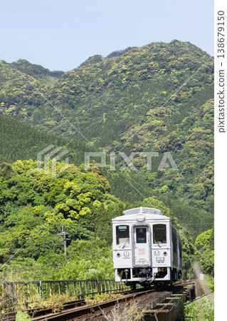 宮崎縣日南市北子町谷之城隧道和日南線海幸山幸穿越綠意盎然的街道。 宮崎縣日南市北子町谷之城隧道和日南線海幸山幸穿越綠意盎然的街道。 138679150