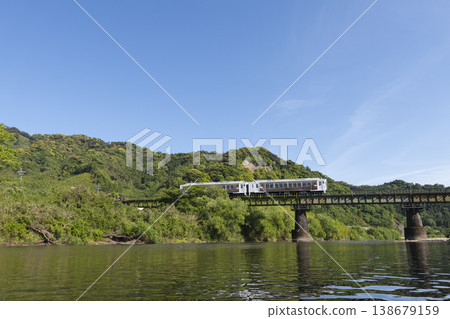 日南線的海幸山幸號列車正駛過宮崎縣日南市北子町深綠通的廣東川鐵道橋。 日南線的海幸山幸號列車正駛過宮崎縣日南市北子町深綠通的廣東川鐵道橋。 138679159