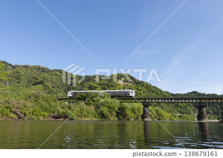 日南線的海幸山幸號列車正駛過宮崎縣日南市北子町深綠通的廣東川鐵道橋。 138679161