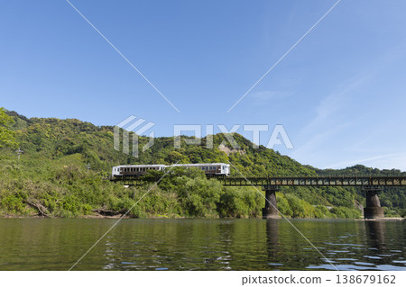 The Umisachi Yamasachi train on the Nichinan Line is traveling across the Hirotogawa Railway Bridge in Fukamidori, Kitago-cho, Nichinan City, Miyazaki Prefecture. 138679162