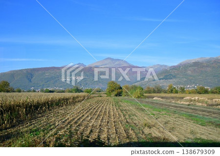 北馬其頓馬夫羅沃國家公園附近的鄉村景色 北馬其頓馬夫羅沃國家公園附近的鄉村景色 138679309
