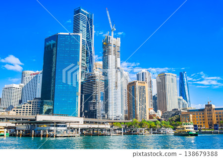 雪梨環形碼頭渡輪碼頭和雪梨市的摩天大樓 138679388