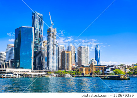 雪梨環形碼頭渡輪碼頭和雪梨市的摩天大樓 138679389