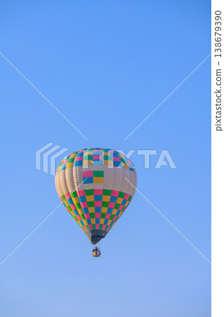 Hot air balloons flying in the sky [Azumino] 138679390