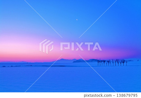 多雪的早晨黎明的黎明 多雪的早晨黎明的黎明 138679795