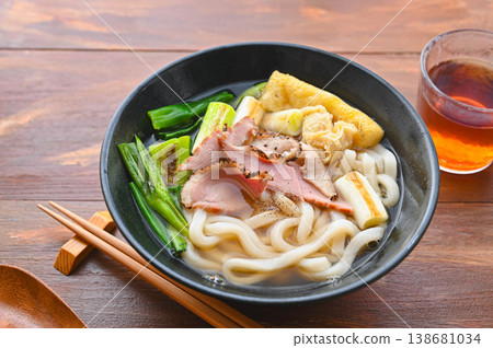 鴨肉烏龍麵佐烤蔥和炸豆腐 鴨肉烏龍麵佐烤蔥和炸豆腐 138681034