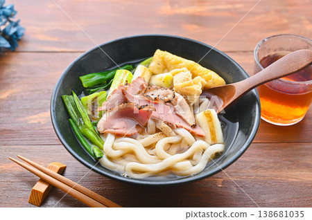 鴨肉烏龍麵佐烤蔥和炸豆腐 鴨肉烏龍麵佐烤蔥和炸豆腐 138681035