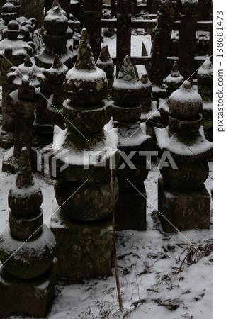 和歌山縣高野山奧之院:白雪皚皚的五重塔和墓地,冬季世界遺產,紀念塔(垂直) 和歌山縣高野山奧之院:白雪皚皚的五重塔和墓地,冬季世界遺產,紀念塔(垂直) 138681473